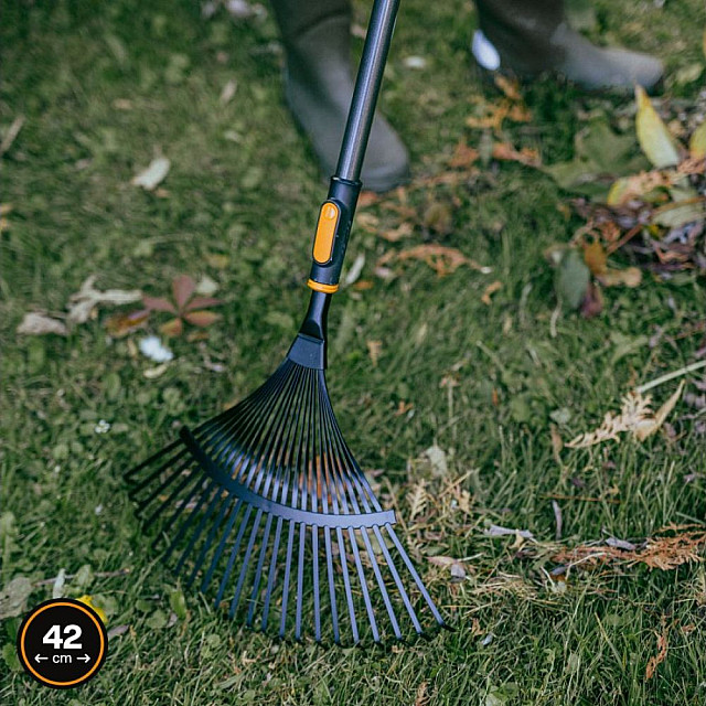 Грабли веерные Fiskars OneClick 1080675 металлические для листьев