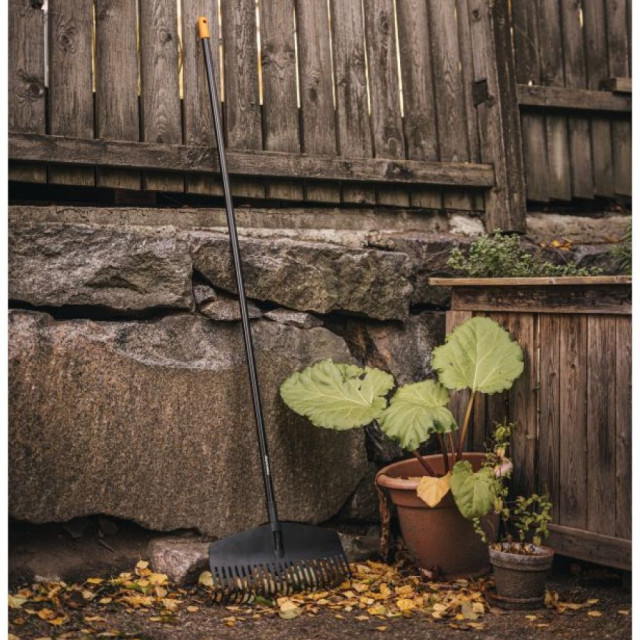 Грабли Fiskars Solid для листьев M без черенка