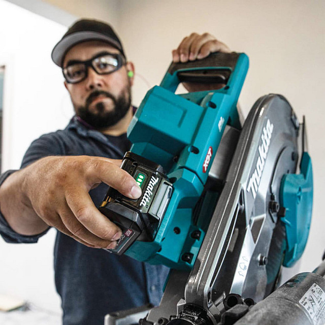 Пила торцовочная Makita LS004GZ01 аккумуляторная без АКБ и ЗУ